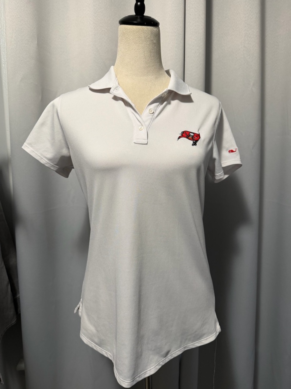 Women’s Vineyard Vines Tampa Bay Buccaneers White Button-Down Polo w/Red Logo XS